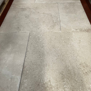 Carrelage imitation travertin "Insigna Beige" pose en Opus - Mastock